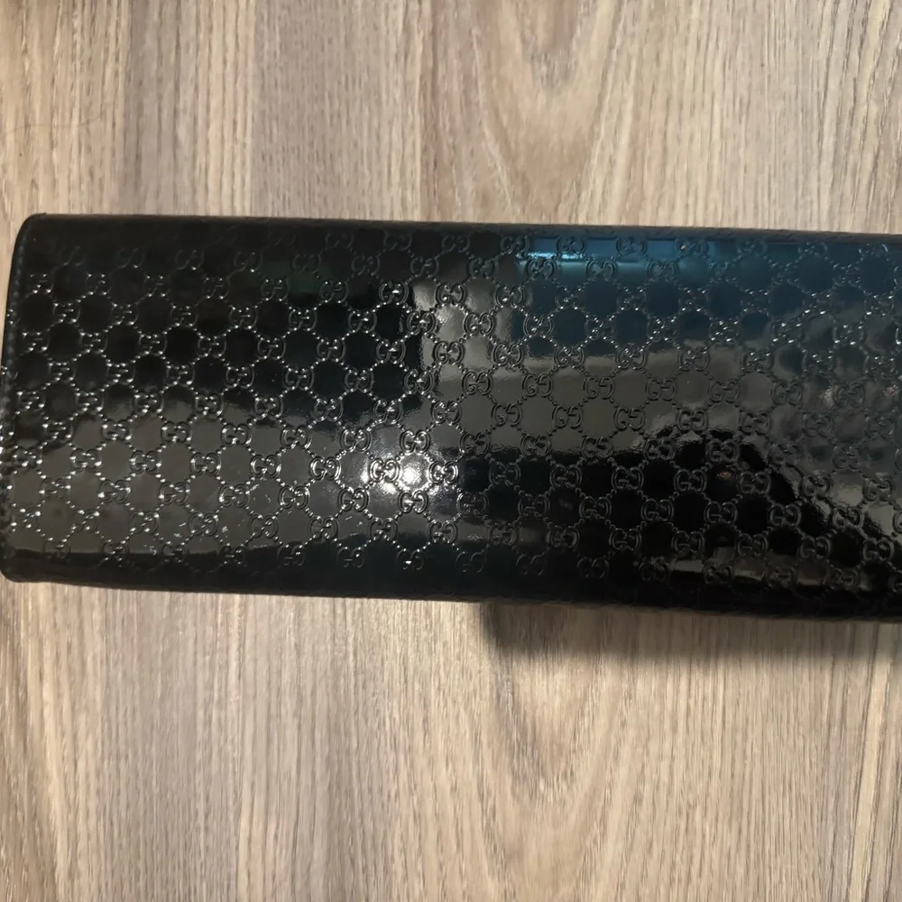 Gucci Glossy Black Patterned Clutch - Picture 2 of 4